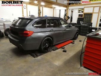 BORBET VELGEN XR GLANS ZWART IN BREEDSET GEMONTEERD ONDER EEN BMW 3 SERIE IN 19 INCH MET WINTERBANDEN