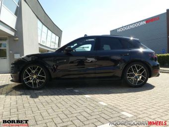 BORBET BY ANTRACIET GEPOLIJST IN 21 INCH BREEDSET GEMONTEERD ONDER EEN PORSCHE MACAN INCL PORSCHE LOGO`S 