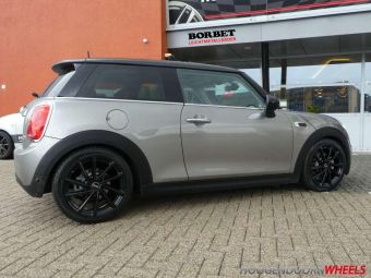 BORBET VELGEN V GLANS ZWART GEMONTEERD IN 17 INCH MET WINTERBANDEN ONDER EEN MINI INCL TPMS SENSOREN 