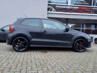 BORBET VELGEN F BLACK IN 17 INCH GEMONTEERD ONDER EEN VW POLO 