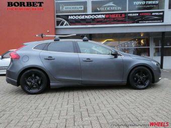 BORBET VELGEN TYPE F IN GLANS ZWART IN 16 INCH MET WINTERBANDEN GEMONTEERD ONDER EEN VOLVO V 40 