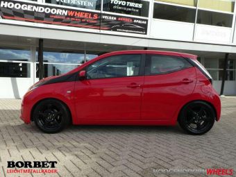 BORBET VELGEN F ZWART 15 INCH GEMONTEERD ONDER EEN TOYOTA AYGO