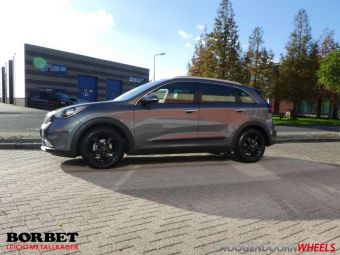 BORBET VELGEN F ZWART 17 INCH MET WINTERBANDEN ONDER EEN KIA NIRO