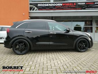 BORBET VELGEN F ZWART 17 INCH GEMONTEERD ONDER EEN KIA NIRO ALS WINTERSET 