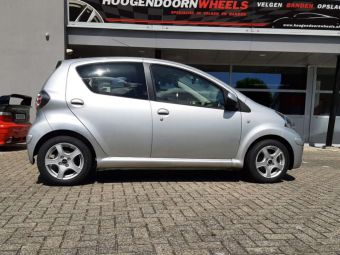 BORBET VELGEN F2 14 INCH SILVER GEMONTEERD ONDER EEN TOYOTA AYGO