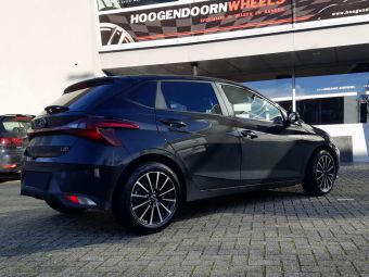 BORBET BL4 BLACK POLISHED IN 16 INCH GEMONTEERD ONDER EEN HYUNDAI I20