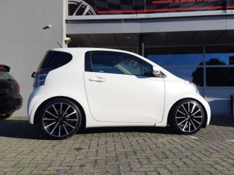 BORBET BL4 VELGEN IN ZWART GEPOLIJST GEMONTEERD ONDER EEN TOYOTA IQ IN 17 INCH