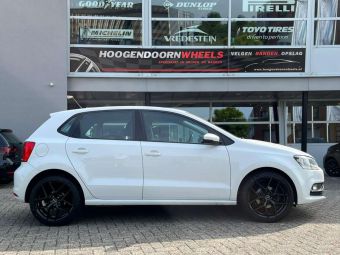 BORBET Y VELGEN BLACK GLOSSY IN 17 INCH GEMONTEERD ONDER EEN VW POLO 