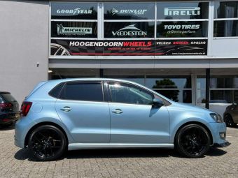 BORBET Y VELGEN BLACK GLOSSY IN 17 INCH GEMONTEERD ONDER EEN VOLKSWAGEN POLO