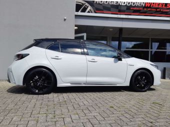 BORBET VELGEN Y GLOSSY BLACK IN 18 INCH GEMONTEERD ONDER EEN TOYOTA COROLLA 