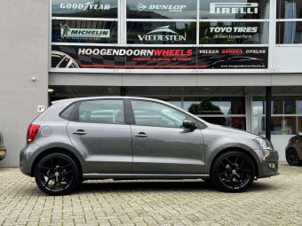 BORBET VELGEN Y GLOSSY BLACK IN 17 INCH GEMONTEERD ONDER EEN VW POLO