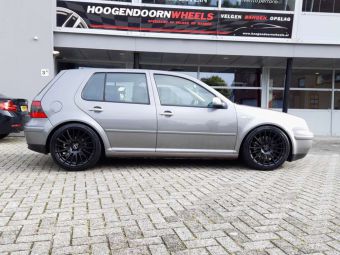 BORBET LS2 VELGEN IN 18 INCH ZWART GEMONTEERD ONDER EEN VOLKSWAGEN GOLF