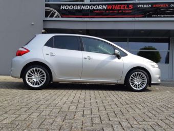 BORBET VELGEN LS2 IN HYPER SILVER EN IN 17 INCH GEMONTEERD ONDER EEN TOYOTA AURIS 