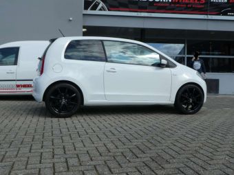 BORBET LV4 VELGEN 17 INCH IN BLACK GEMONTEERD ONDER EEN SKODA CITIGO 