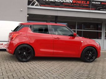 BORBET VELGEN LV-4  GLOSSY BLACK IN 17 INCH GEMONTEERD ONDER EEN SUZUKI SWIFT 