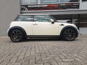 BORBET VELGEN LV4 IN 17 INCH MISTRAL ANTHRACITE MATT GEMONTEERD ONDER EEN MINI