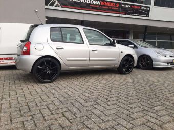 BORBET LV4 ZWART IN 17 INCH GEMONTEERD ONDER EEN EEN REANULT CLIO 