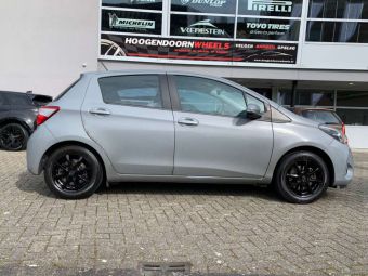 BORBET VELGEN LV-4  GLOSSY BLACK IN 15 INCH GEMONTEERD ONDER EEN TOYOTA YARIS