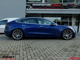 BORBET Y 2 VELGEN IN 20 INCH MET VREDESTEIN BANDEN GEMONTEERD ONDER EEN TESLA MODEL 3 