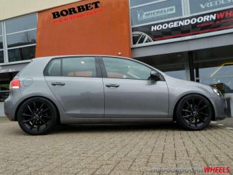 BORBET VELGEN V GLOSSY BLACK IN 17 INCH MET AUTOBANDEN ONDER EEN VW GOLF