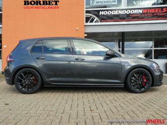 BORBET VELGEN V ZWART IN 17 INCH MET WINTERBANDEN ONDER EEN VW GOLF