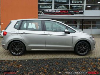 BORBET VELGEN W ANTARCIET GLOSSY 17 INCH MET WINTERBANDEN GEMONTEERD ONDER EEN VOLKSWAGEN GOLF SPORTSVAN