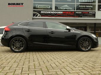 BORBET VELGEN W GLANS ANTRACIET IN 17 INCH GEMONTEERD MET WINTERBANDEN ONDER EEN VOLVO V40