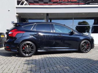 BORBET W VELGEN IN MISTRAL ANTHRACITE EN 18 INCH GEMONTEERD ONDER EEN FORD FOCUS