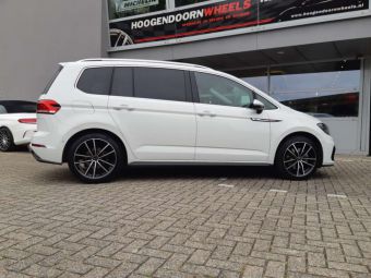 BORBET VELGEN W BLACK POLISHED IN 18 INCH GEMONTEERD ONDER EEN VW TOURAN