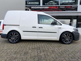 BORBET VELGEN W BLACK POLISHED IN 17 INCH GEMONTEERD ONDER EEN VOLKSWAGEN CADDY