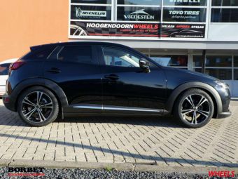 BORBET VELGEN XL ZWART GEPOLIJST IN 18 INCH MET WINTERBANDEN GEMONTEERD ONDER EEN MAZDA CX3