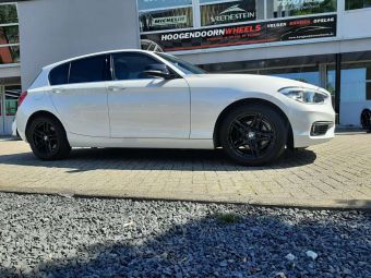 BORBET VELGEN XR ZWART IN 17 INCH GEMONTEERD ONDER EEN BMW 1 SERIE 