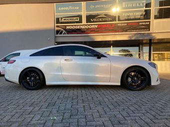 BORBET VELGEN XRT IN GLSSY BLACK EN BREEDSET MET WINTERBANDEN GEMONTEERD ONDER EEN MERCEDES E KLASSE COUPE