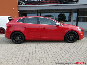 BORBET VELGEN XRT ZWART GEMONTEERD ONDER EEN VOLVO V 40 IN 18 INCH 