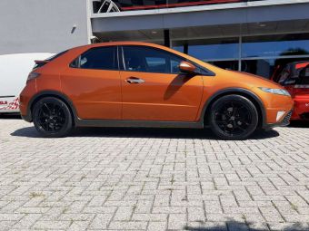 BORBET VELGEN Y GLANS ZWART IN 17 INCH GEMONTEERD ONDER EEN HONDA CIVIC