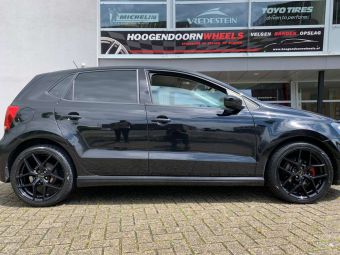 BORBET VELGEN Y IN 17 INCH GLOSSY BLACK GEMONTEERD ONDER EEN VOLKSWAGEN POLO 