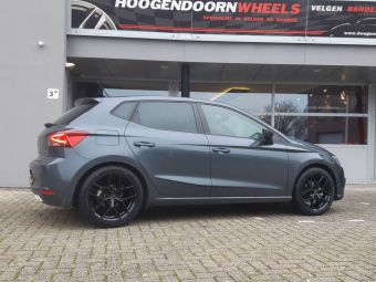 BORBET VELGEN Y GLOSSY BLACK IN 17 INCH GEMONTEERD ONDER EEN SEAT IBIZA