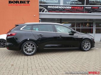 BORBET VELGEN TYPE V GLANS ZWART GEMONTEERD IN 17 INCH MET WINTERBANDEN ONDER RENAULT MEGANE