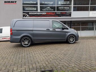 BORBET Y2 IN HPS SILVER IN 20 INCH GEMONTEERD ONDER EEN MERCEDES VITO 