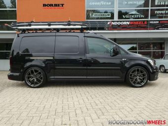 BORBET VELGEN TYPE Y ANTRACIET 19 INCH GEMONTEERD ONDER EEN CADDY 