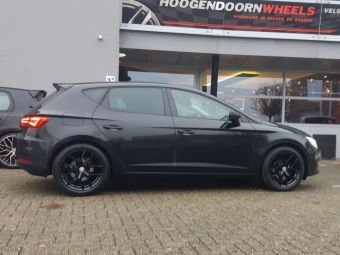 BORBET VELGEN TYPE Y BLACK IN 17 INCH GEMONTEERD MET WINTERBANDEN ONDER EEN SEAT LEON 