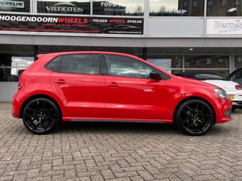 BORBET VELGEN Y GLOSSY BLACK 18 INCH GEMONTEERD ONDER EEN VOLKSWAGEN POLO 