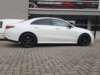 BORBET VELGEN Y BLACK GEMONTEERD MET WINTERBANDEN ONDER EEN MERCEDES CLA 