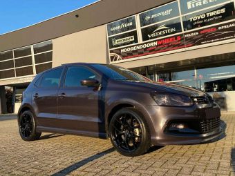 BORBET VELGEN TYPE Y IN 17 INCH GLOSSY BLACK GEMONTEERD ONDER EEN VW POLO 