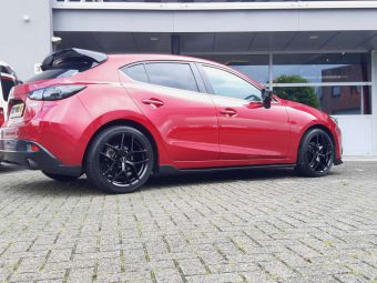 BORBET VELGEN Y BLACK IN 18 INCH GEMONTEERD ONDER EEN MAZDA 3 