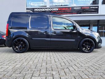 BORBET Y VELGEN GLOSSY BLACK IN 18 INCH GEMONTEERD ONDER EEN MERCEDES CITAN