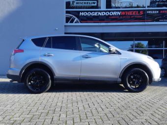 BORBET VELGEN Y GLOSSY BLACK IN 18 INCH GEMONTEERD ONDER EEN TOYOTA RAV 