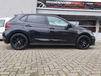 BORBET VELGEN Y IN GLOSSY BLACK IN 17 INCH GEMONTEERD ONDER EEN VW POLO 