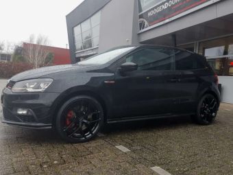 BORBET Y VELGEN BLACK GLOSSY IN 18 INCH GEMONTEERD ONDER EEN VOLKSWAGEN POLO