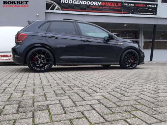 BORBET VELGEN Y GLANS ZWART IN 18 INCH MET WINTERBANDEN GEMONTEERD ONDER EEN VOLKSWAGEN POLO GTI